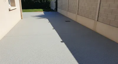 Réaliser l'aménagement d'allées de circulation et terrasse en béton désactivé avec mur de clôture maçonné à Aubagne