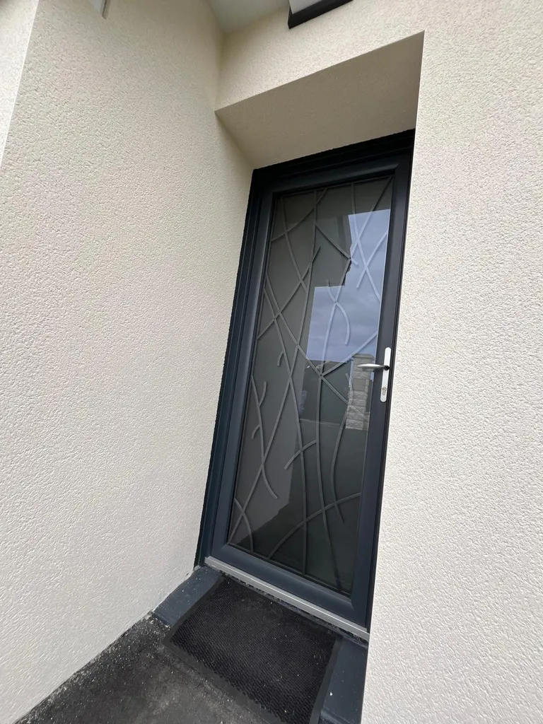 Entreprise spécialiste dans la pose de porte d'entrée à GONFREVILLE L'ORCHER : Le modèle calligraphie, une porte d'entrée gamme hybride, très lumineuse avec vitrage sécuritaire