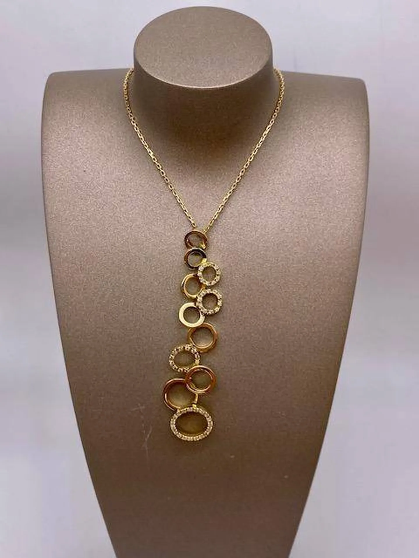 Collier en or 750/1000ème original avec chaine et pendentif multi anneaux diamantés en dépôt vente chez la bijouterie Or Ligne à La Teste de Buch sur la Bassin d'Arcachon