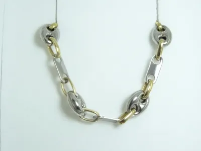 Chaîne en acier et or jaune pour homme. Chaîne en acier et or jaune pour homme.