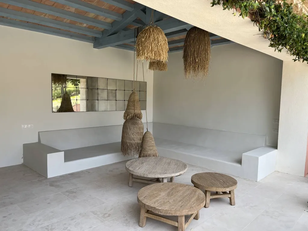 Cuisine d’été avec plan de travail et banquette en béton ciré couleur blanc craie à La Croix Valmer