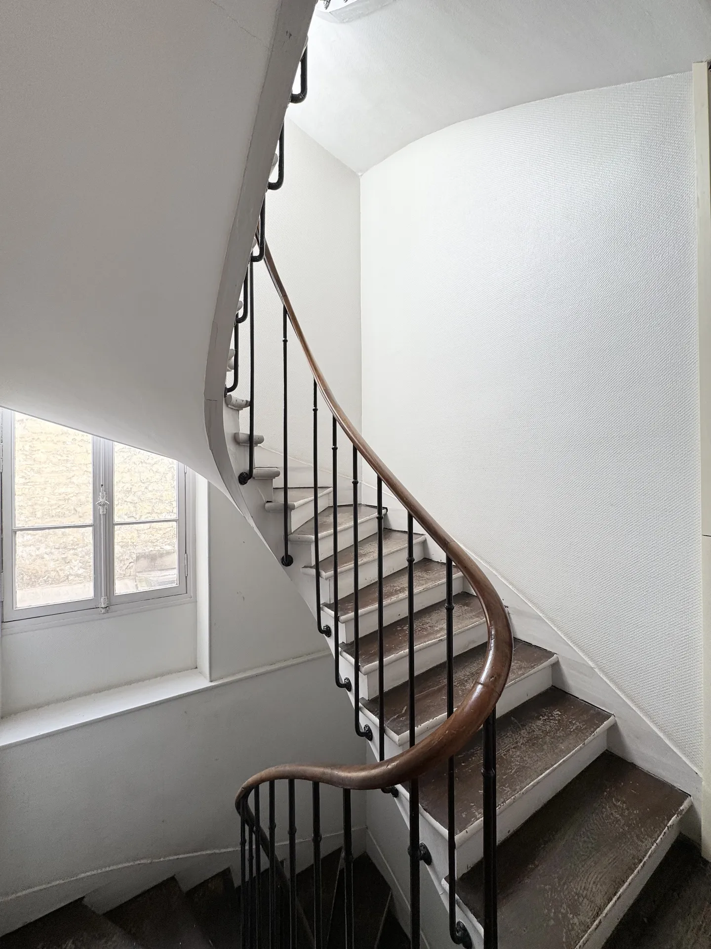 A vendre un bel appartement de 52,68 M² beaux volumes, dans un immeuble ancien à Saint Germain en Laye, proche de la Place du Marché, 5 minutes du RER A.