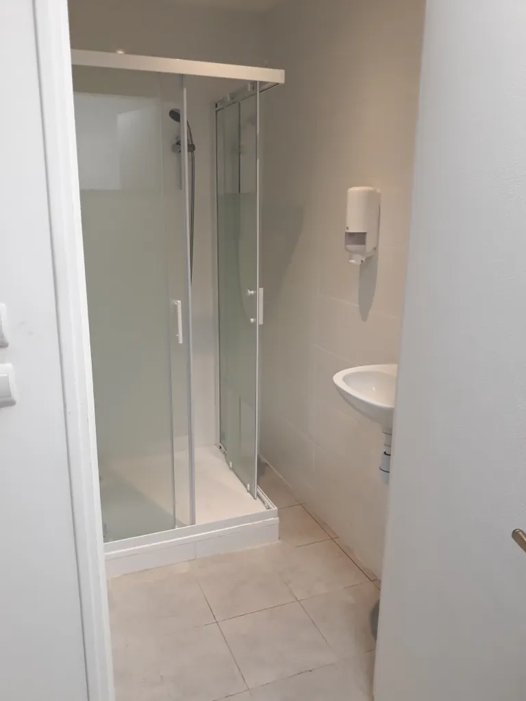 Rénovation totale de salle de bain : transformation baignoire en douche italienne avec carrelage mural et création de sanitaires modernes à Marseille et ses alentours