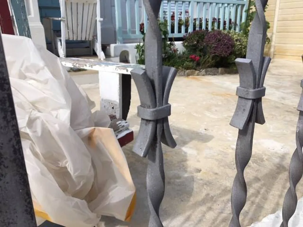 decapage grille bordeaux