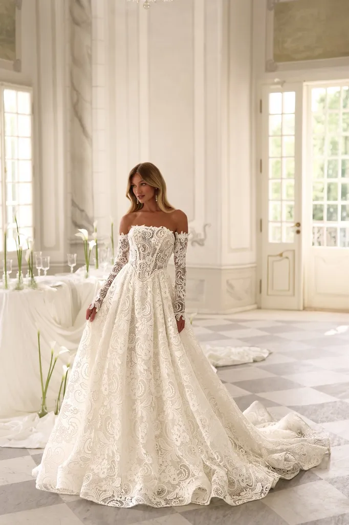 Robe de mariée trapèze avec longue traîne Marseille 