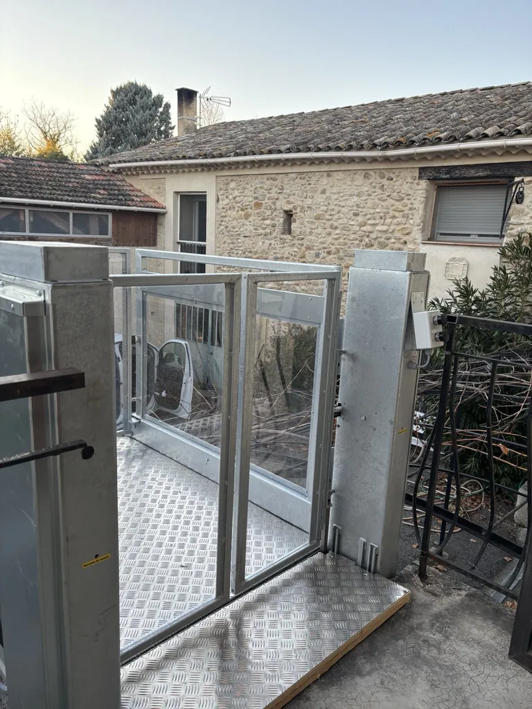 Tel un ascenseur bouton d'appel pour appeler ou faire descendre cette plateforme verticale Strategos à Manosque
