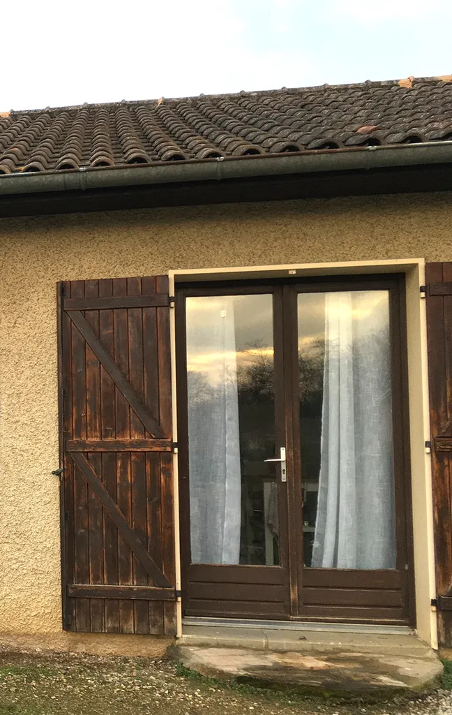 Ancienne porte-fenêtre en bois avant remplacement à Limas (Rhône 69), peu performante et responsable de déperditions de chaleur