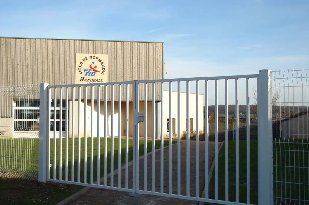 portail pour accès gymnase à Rouen 76