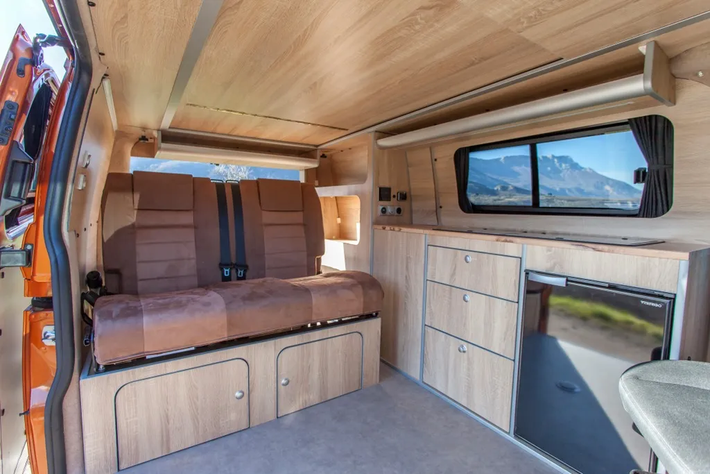 Pose de Banquette homologuée sur-mesure Ford Transit Custom L2H1 Long avec socle bois et transformation lit double posée à Annecy en Haute-Savoie