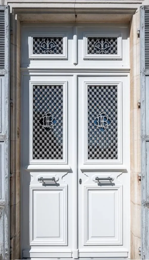 Faire appel à un expert pour la pose de fenêtres en bois pour une maison ancienne proche d'Étretat (76)