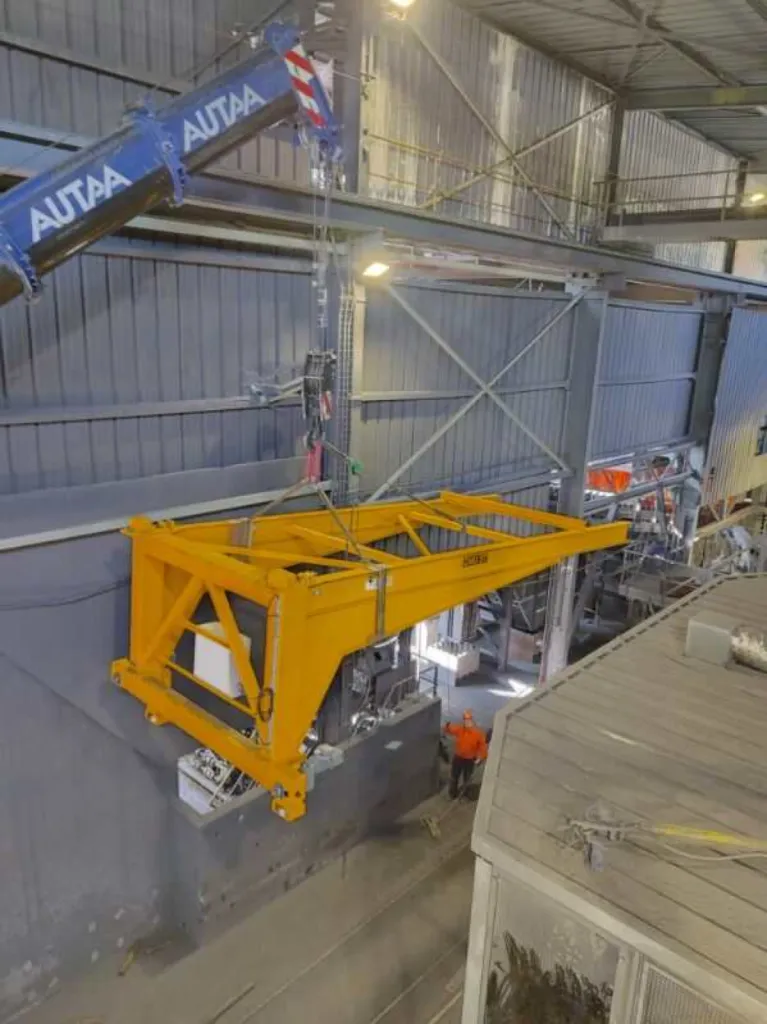 Grutage de la grue vélocipèdique, après installation du chemin de roulement
