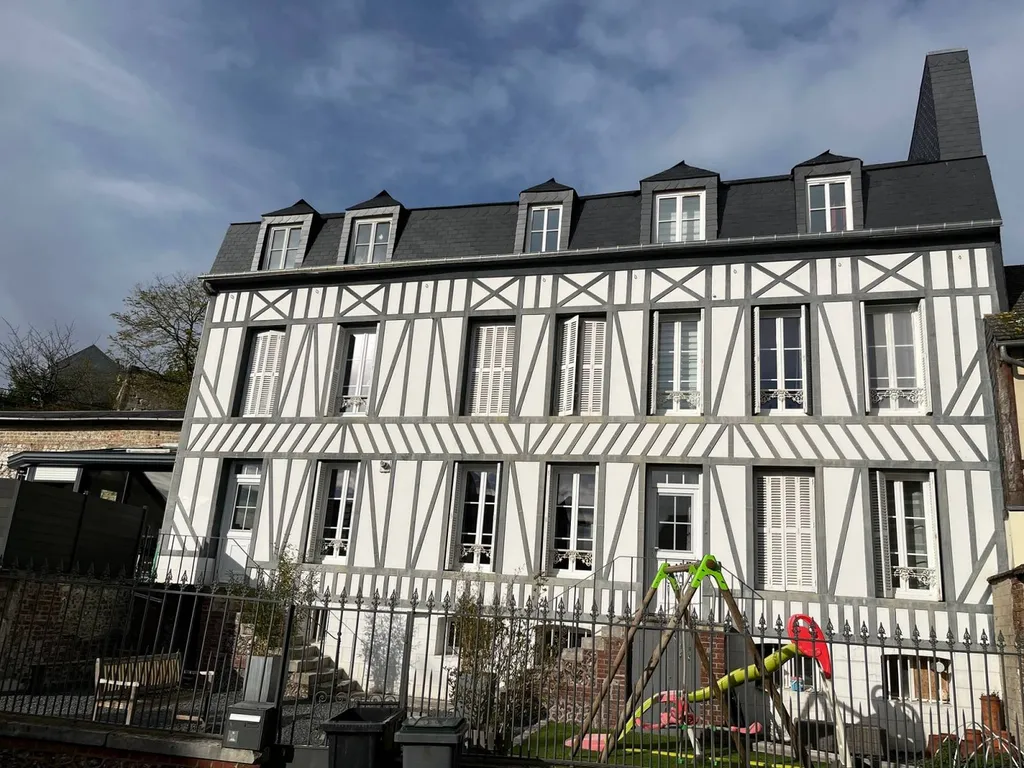 A vendre : Magnifique maison de caractère en centre ville de Caudebec-en-Caux - 197m² hab. avec 6 chambres.