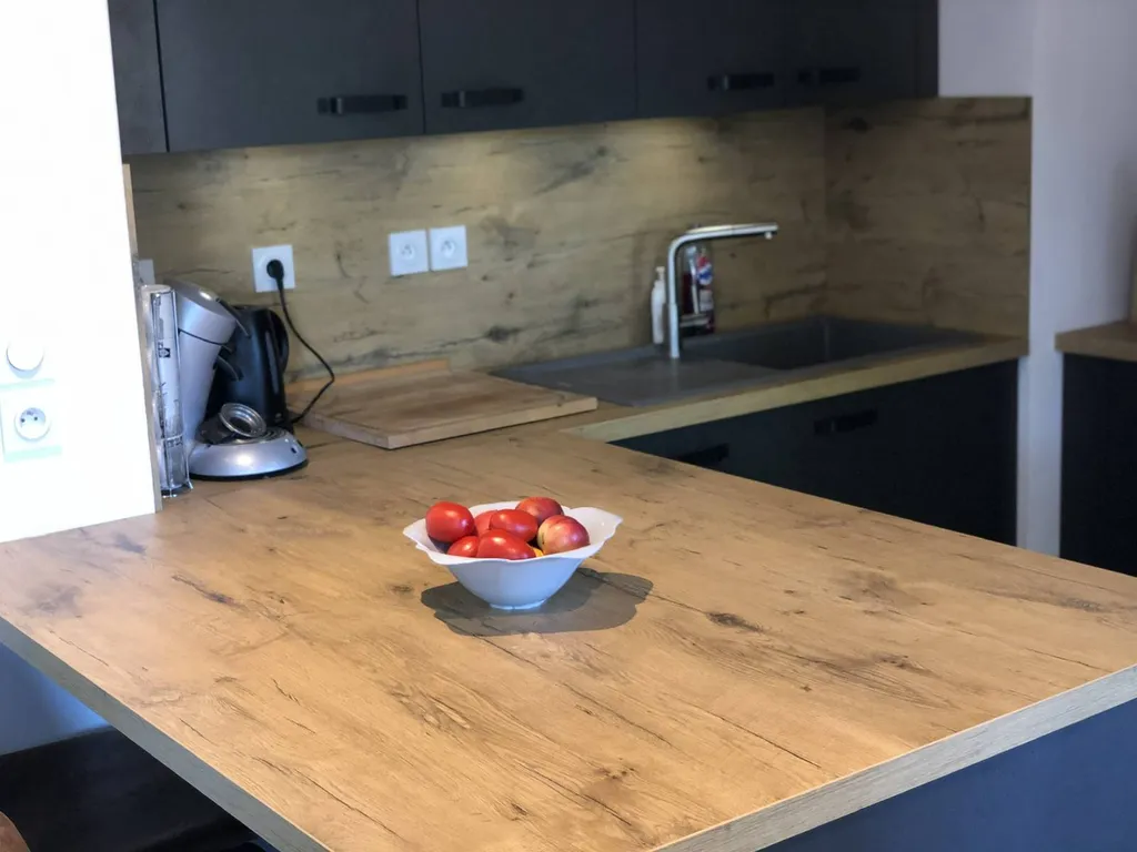 Votre cuisiniste à Saint Fons présente une crédence de cuisine en bois