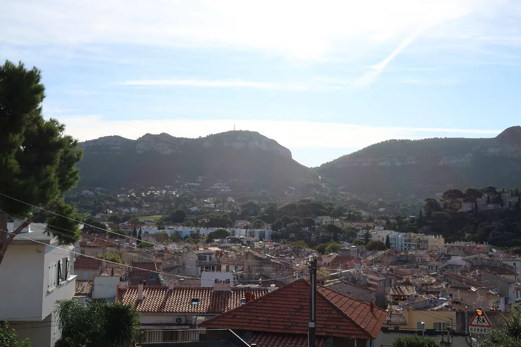 Vente appartement 3 Cassis en RdC d'une maison des années 50 avec terrasse et vue dégagée village
