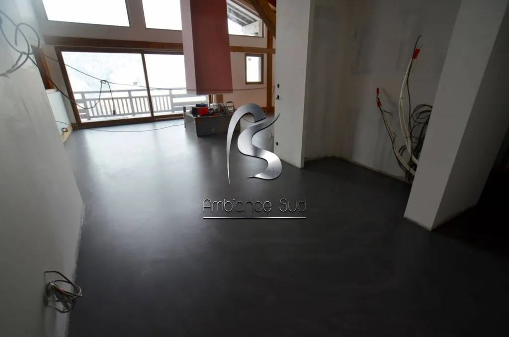 SOL EN BETON CIRE TALOCHE ANTHRACITE A MEGEVE