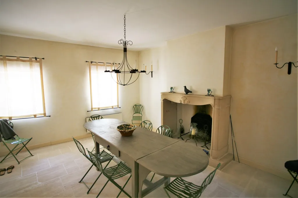 A vendre à Pernes-les-Fontaines, ancien mas avec dépendances sur 3,5 hectares de terrain    