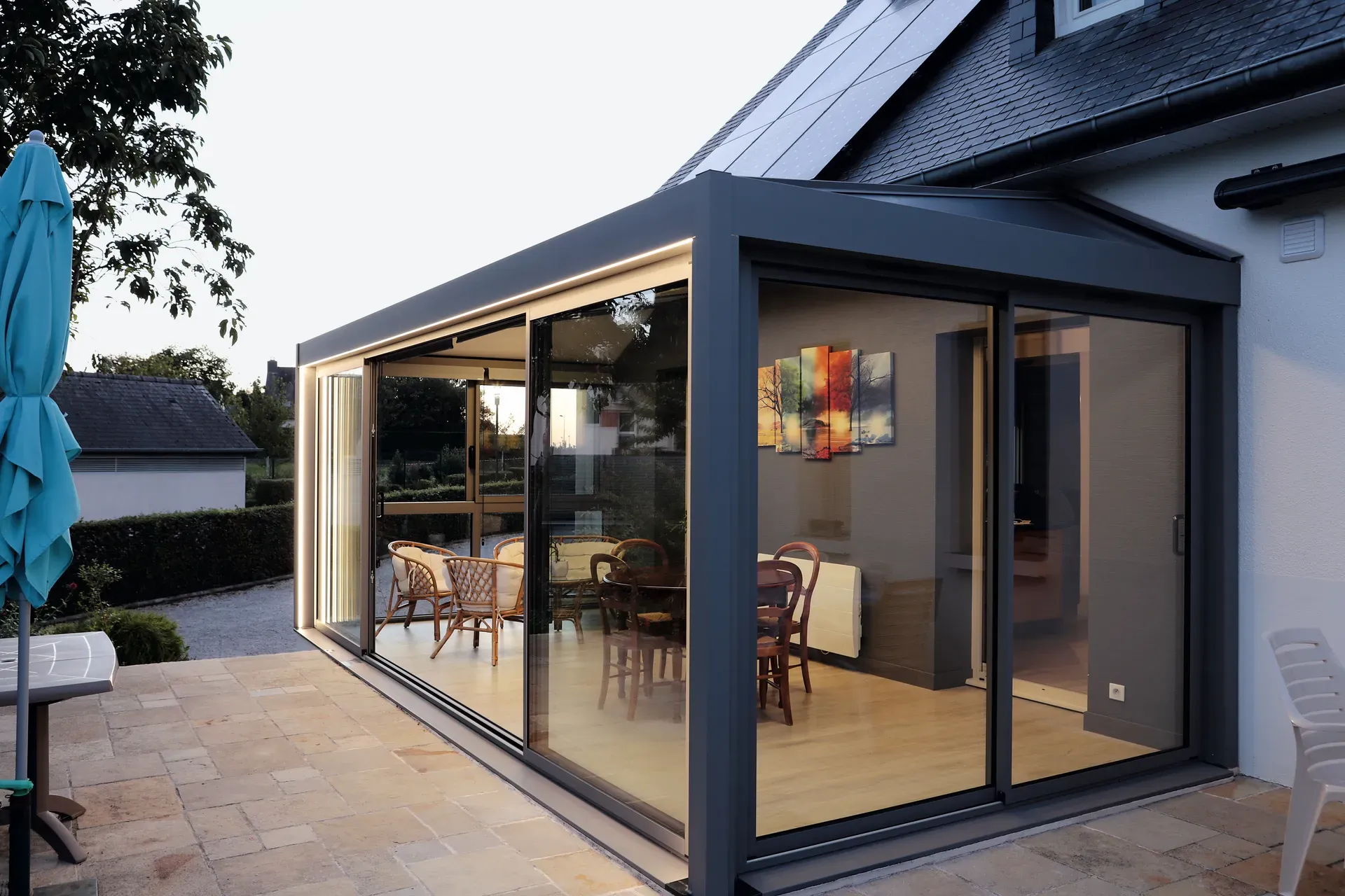 Extension en aluminium de la marque Rénoval avec éclairage extérieur à Andernos Les Bains.