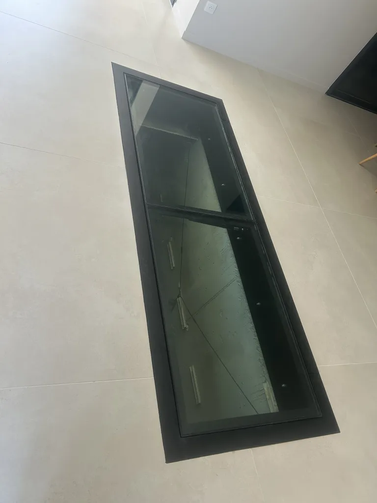 Trappe de cave vitrées en acier sur mesure avec vérins électriques télécommandées à Grézieu-la-Varenne proche de Lyon