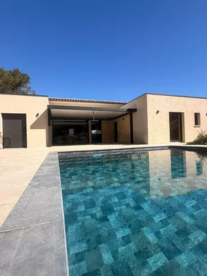 Installation d'une pergola bioclimatique à lames orientables avec poteaux déportés à Cannes dans les Alpes Maritimes