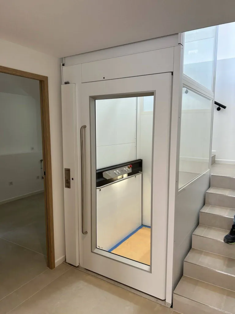 Design, compact, spacieux et fonctionnel cet élévateur vertical NAMILIFT attend ses passagers dasn cette maison rénovée sur 2 niveaux entre Marseille & Toulon