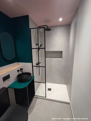 Architecte d'intérieur pour aménagement de salle de bain à Trets : douche extra-plate, niches et faux plafond