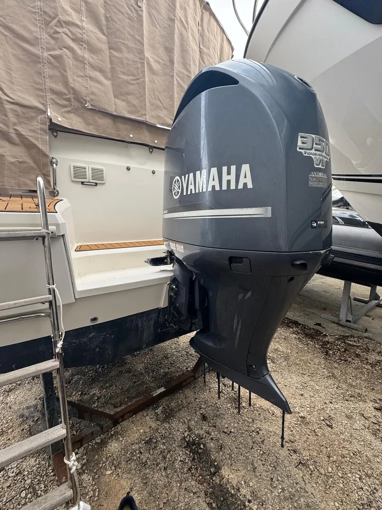 Toni Marine propose ce moteur hors-bord Yamaha 350 CV d'occasion disponible à la vente à La Londe les Maures près de Hyères