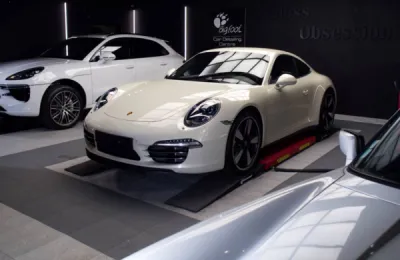 Explorez l'élégance intemporelle de la Porsche 911 991 50ème anniversaire à travers ces photos. Chaque détail, y compris la peinture d'origine, est préservé par le film de protection XPEL, offrant une barrière invisible contre les éléments