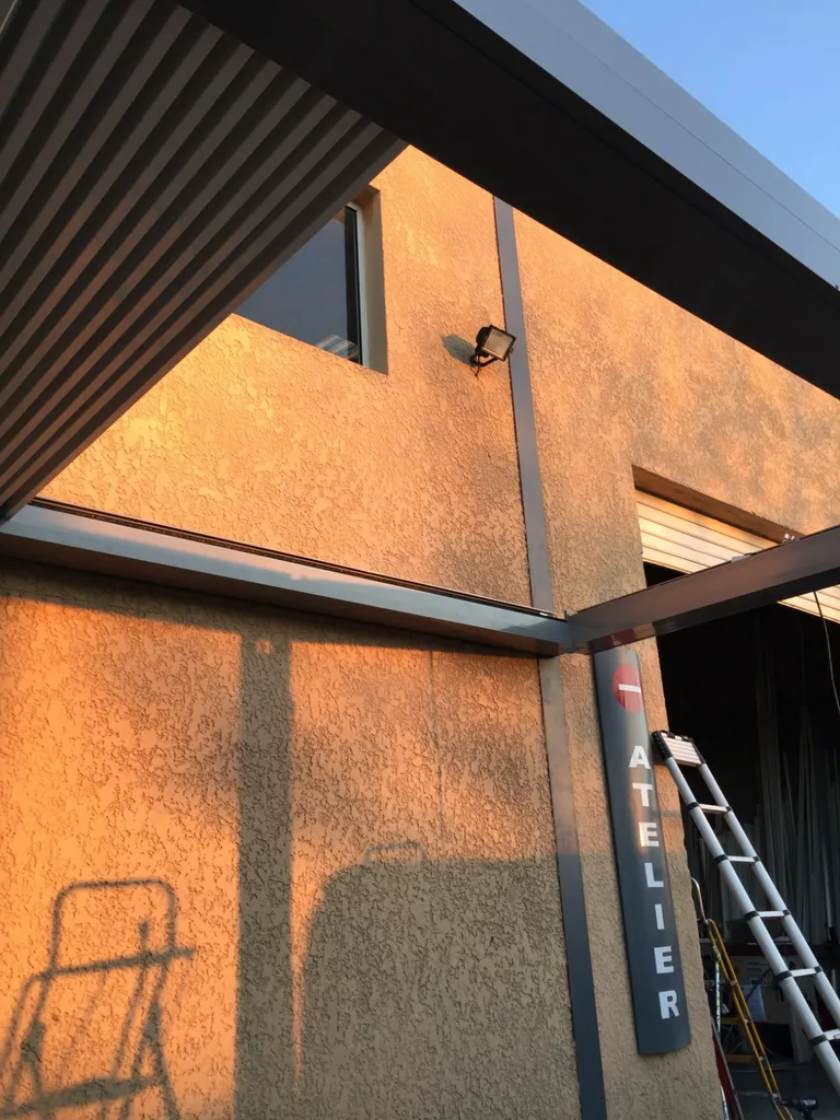 Pergola pendant le montage sur Martigues