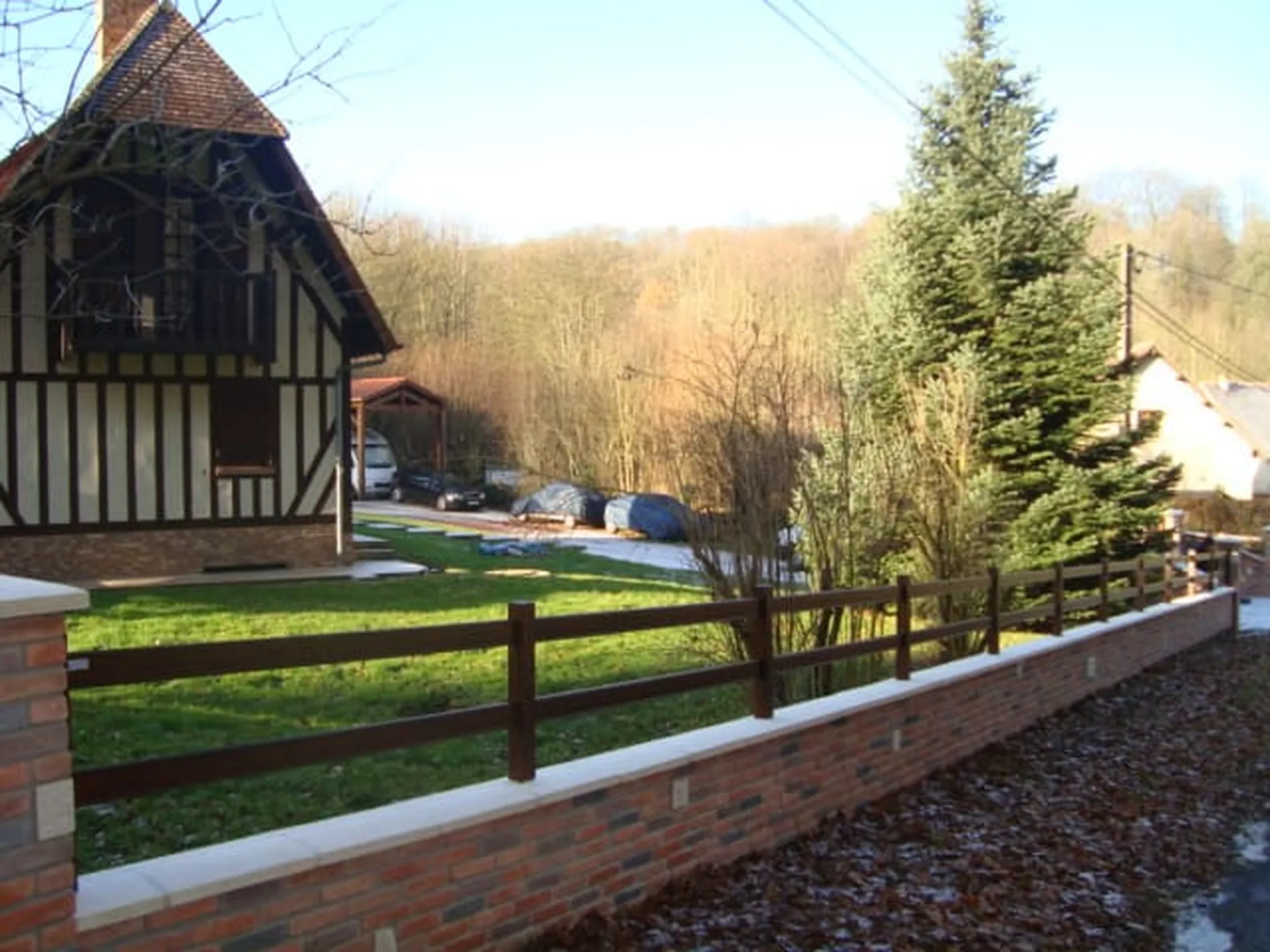 Installation de Clôture aluminium sur muret avec Portails motorisés et Portillon en aluminium à Pont l'Évêque dans le Calvados 14 et ses Alentours