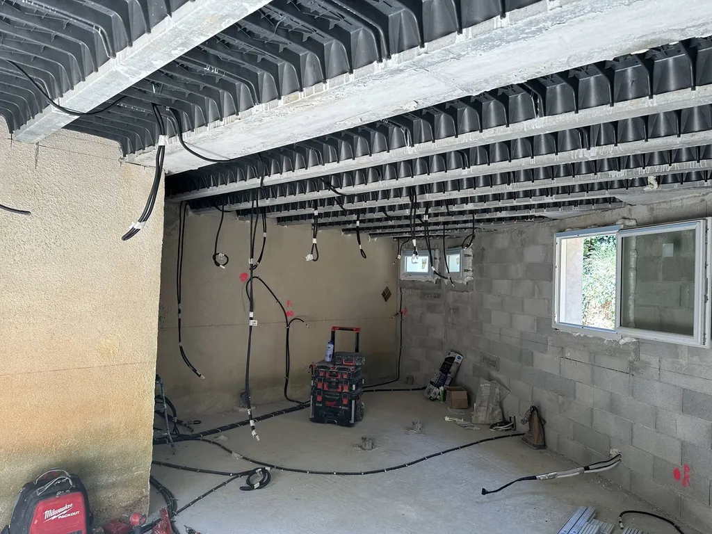 Agrandissement d'une maison à Sanary avec réalisation de cloisons et de doublage