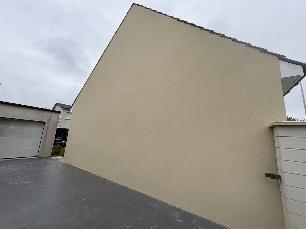 Réalisation d’un enduit projeté au Havre : étapes et résultat