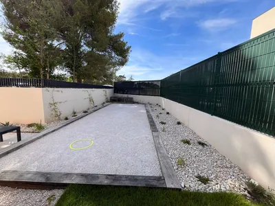 Jardin personnalisé à Aix-en-Provence 13090, avec un terrain de boules et des massifs parfaitement intégrés dans le paysage