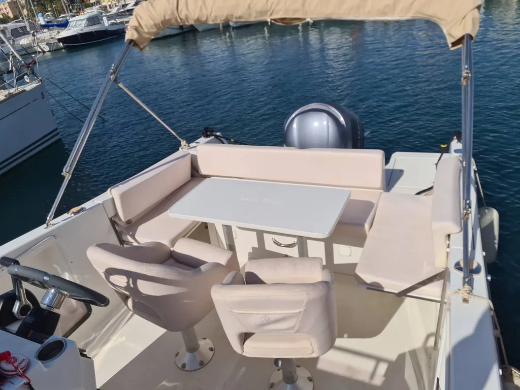 Acheter un bateau à moteur d'occasion 12 personnes dans le Var