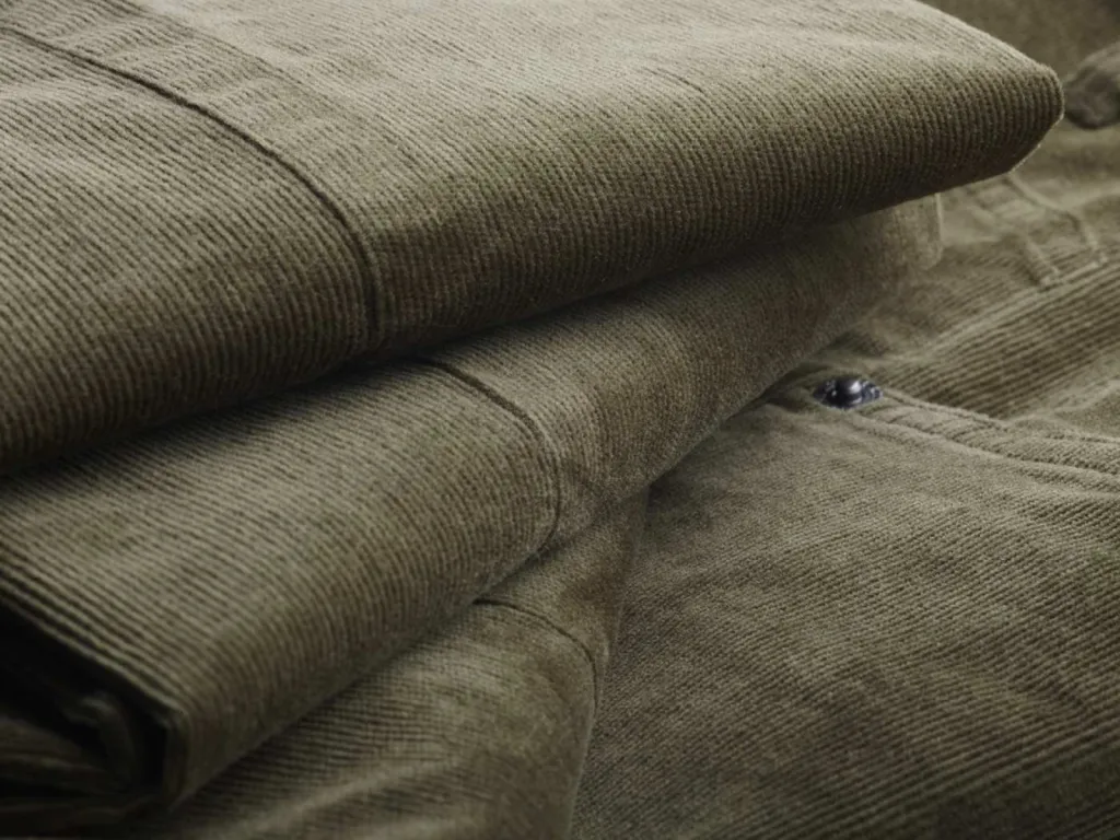 photographe zoom textile velours milleraies vert olive