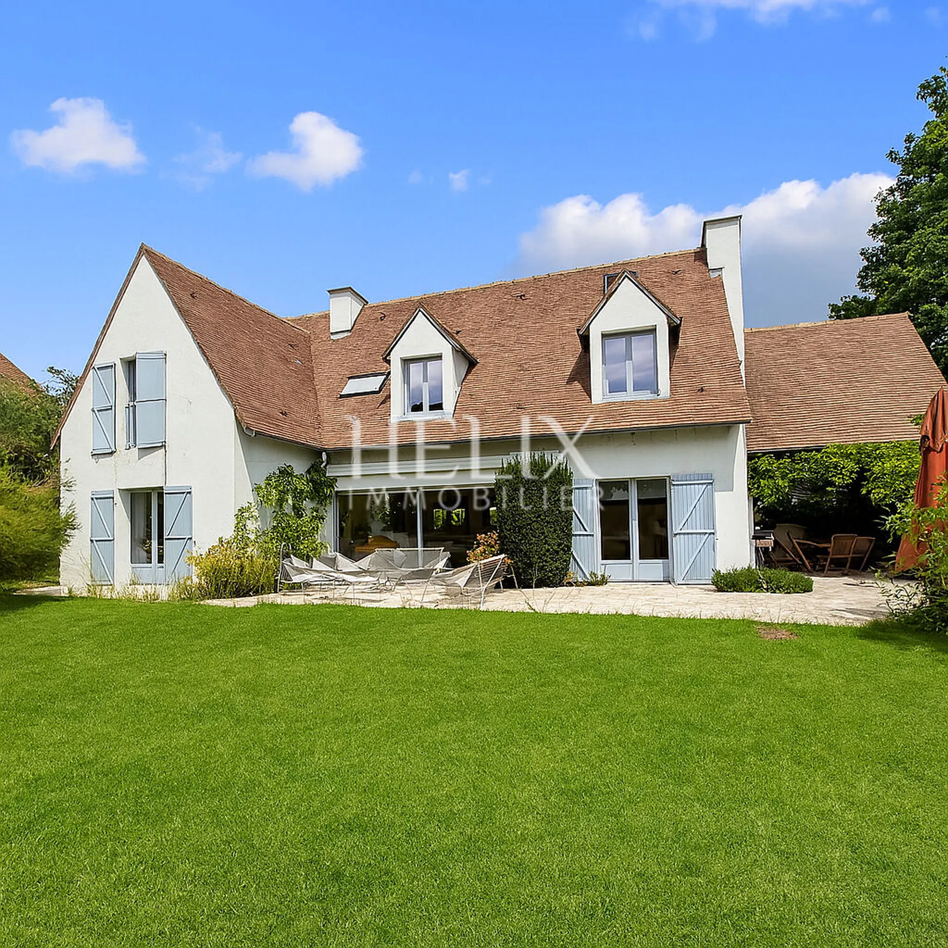 facade rénovée à villennes sur seine d'une maison haut de gamme