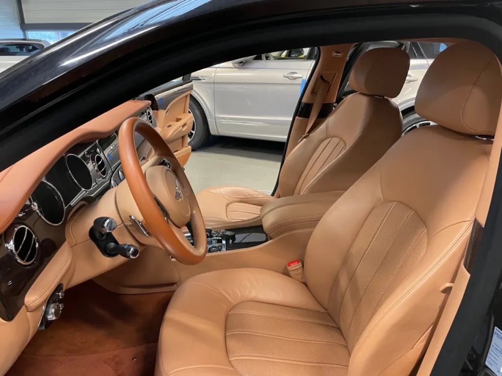 Traitement cuir pour cette Bentley Mulsane chez Bentley à Monaco 