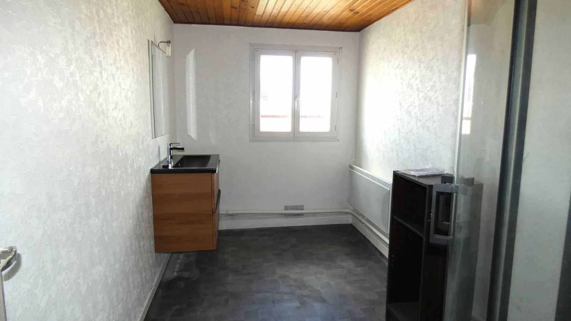 À Embreville, maison familiale 103 m², 5 pièces avec jardin, garage, cave et terrain de 351 m², beau potentiel.