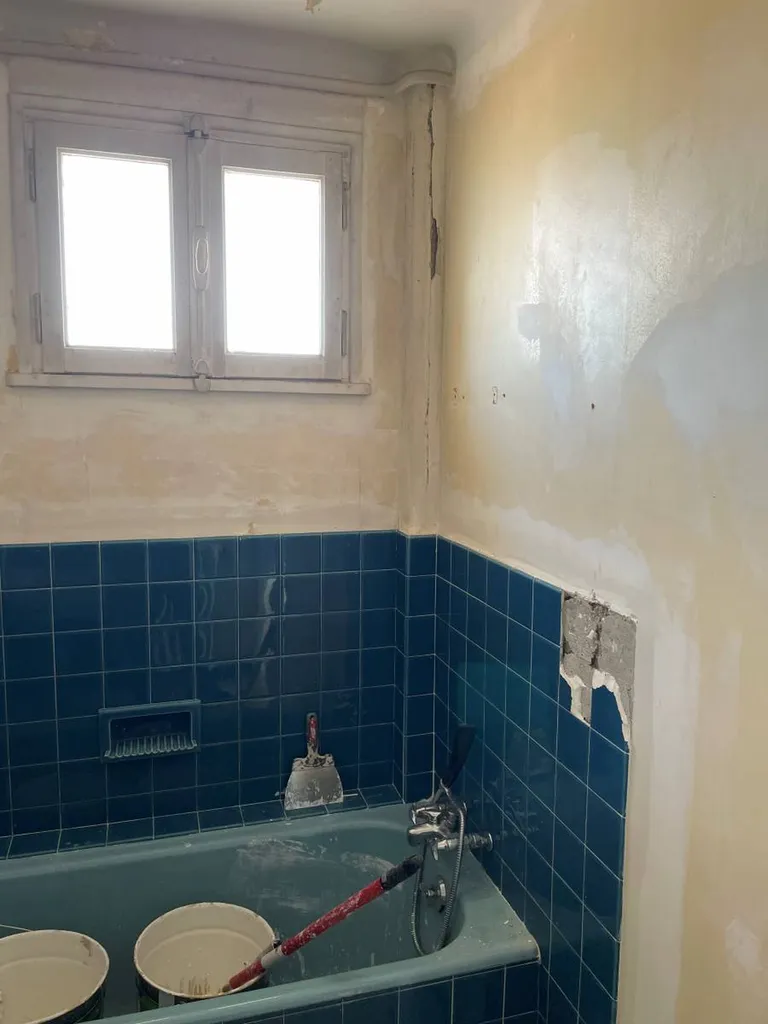 Avant rénovation d’une salle de bains à Villefranche sur Saône (69) avant remplacement de la fenêtre et de la baignoire