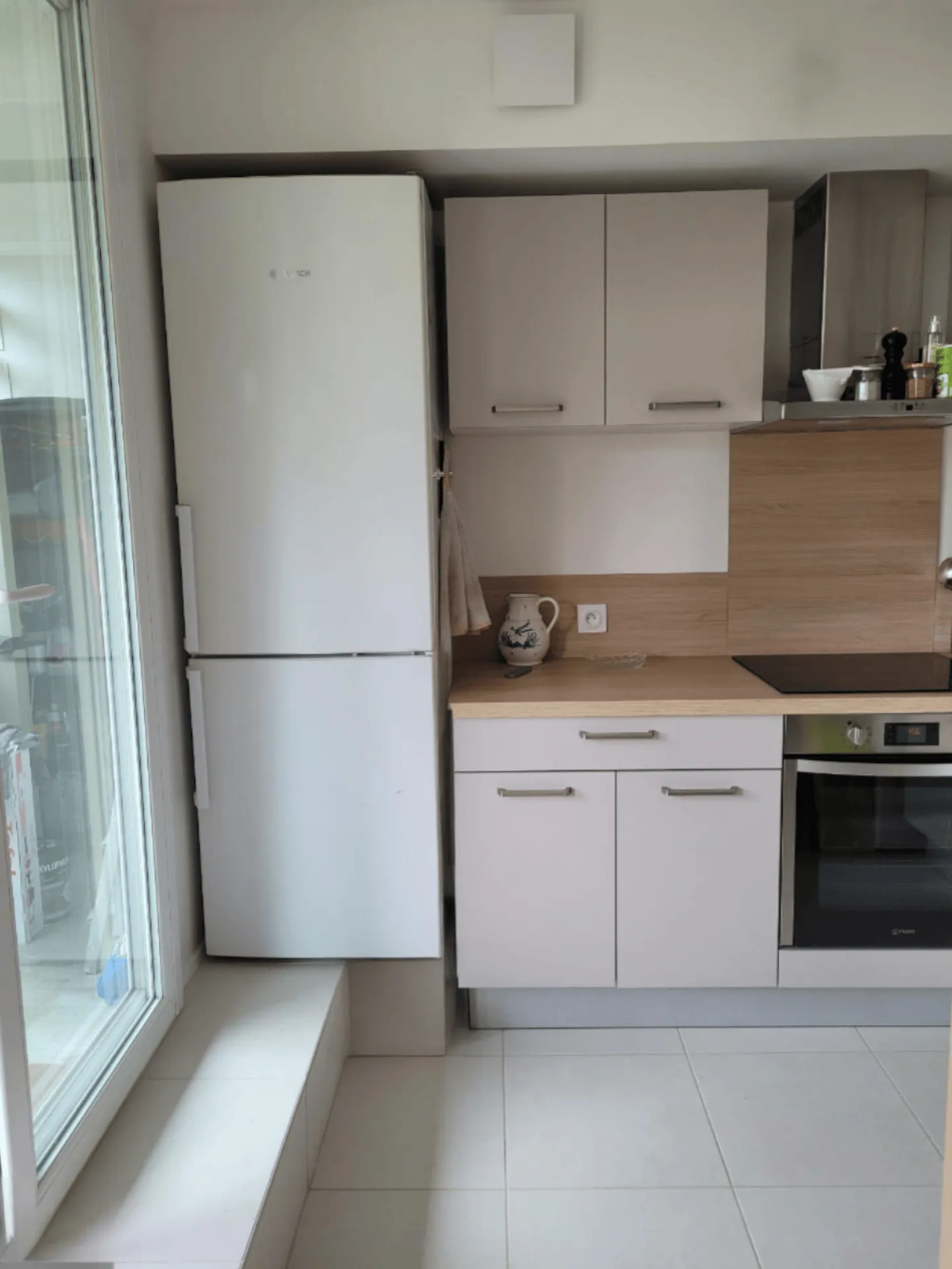 Cuisine entièrement rénovée à Tassin-la-Demi-Lune près d’Écully avec nouveaux meubles et plan de travail moderne.