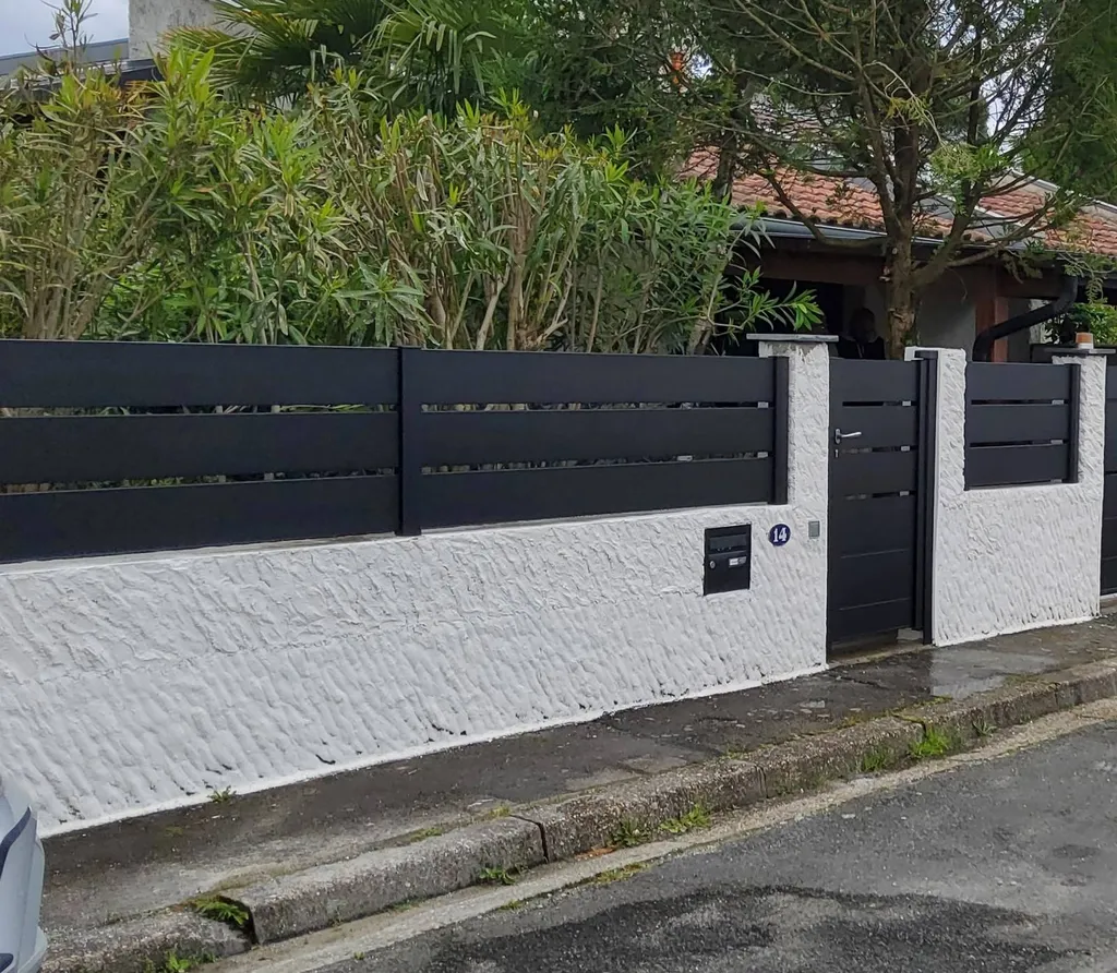 clôture en aluminium sur mesure avec portillon assorti