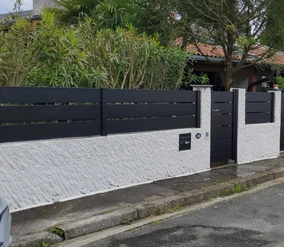 clôture en aluminium sur mesure avec portillon assorti