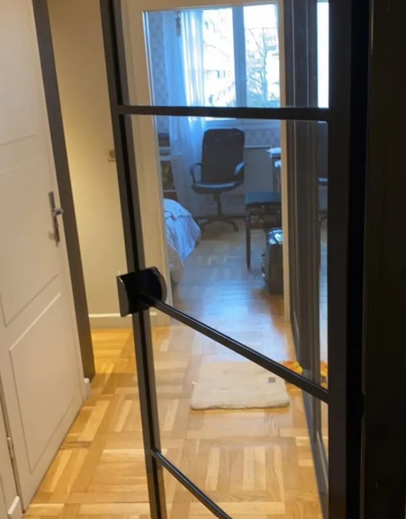 Porte vitrée battante sur mesure et design à Ecully