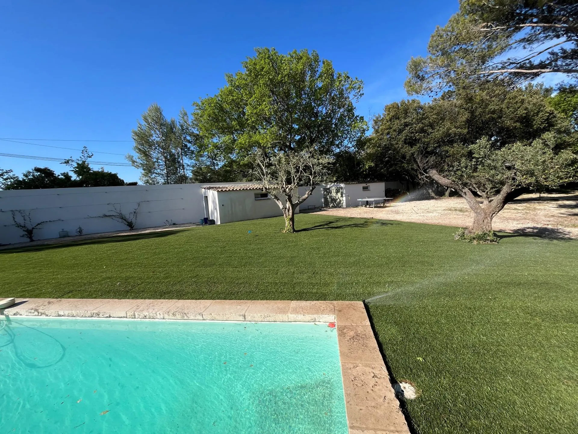 Les avantages et les inconvénients de l'arrosage automatique par rapport à l'arrosage manuel à Bouc Bel Air