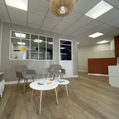 Décoration d'intérieur d'un magasin d'audiprothèses à La Teste, aménagement d'espaces de santé pour professionnels par l'Atelier D., architecte d'intérieur à Bordeaux