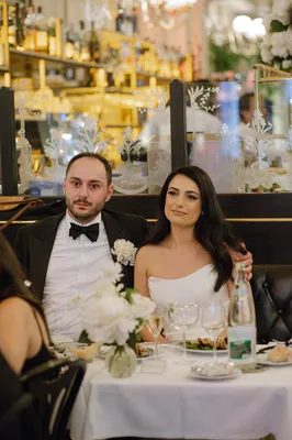 Mariage d'un couple New-Yorkais dans un bistrot typiquement français à Paris dans une ambiance festive et romantique