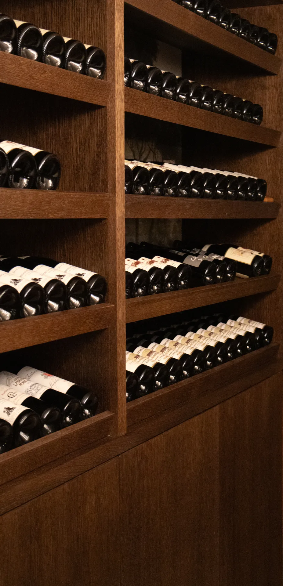 Cave à vin sur mesure en chêne massif au design contemporain à Veyrier-du-Lac en Savoie