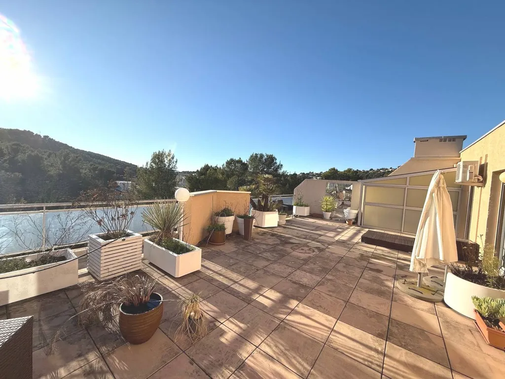 A vendre dans une résidence sécurisée de Carnoux en Pce avec garage et cave