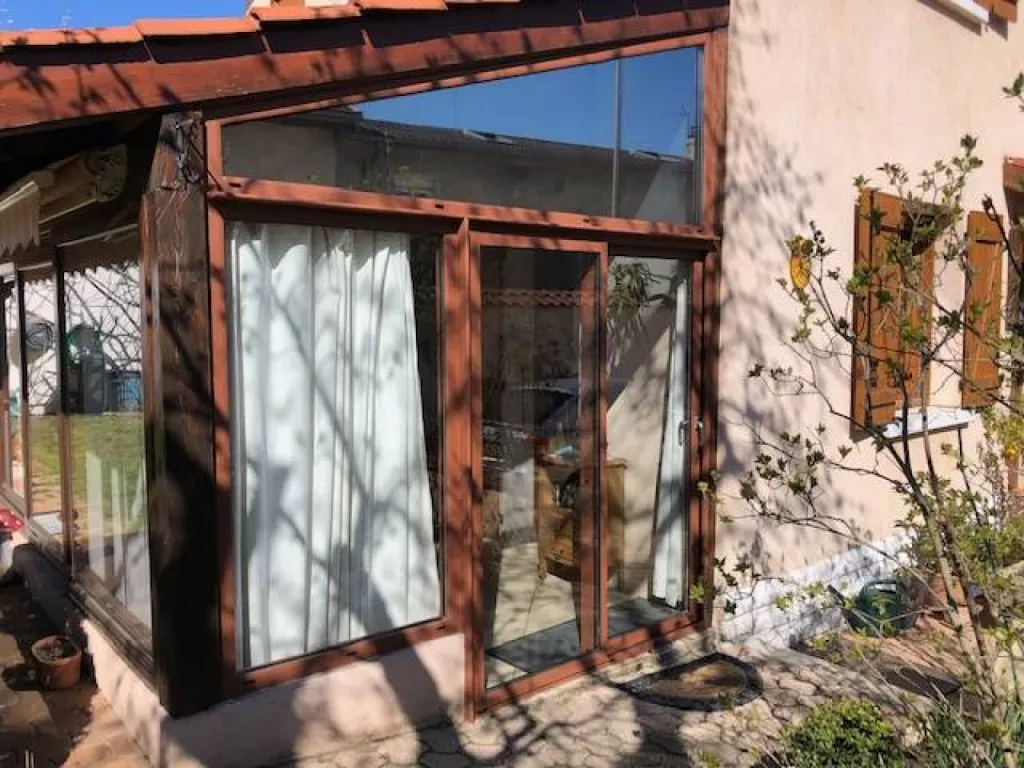 Création de véranda avec porte vitrée sur mesure pour une villa à Champagne aux Monts d'Or