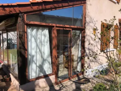 Création de véranda avec porte vitrée sur mesure pour une villa à Champagne aux Monts d'Or