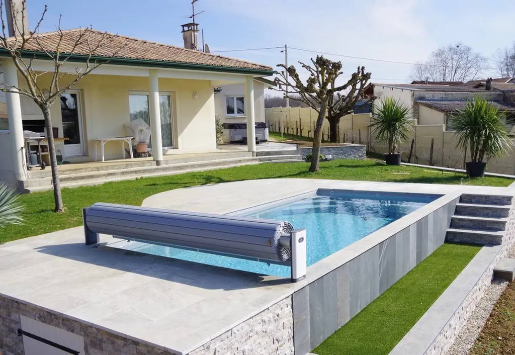 Construction d'une piscine semi-enterrée sur un terrain en pente à Beychac et Caillau près de Bordeaux